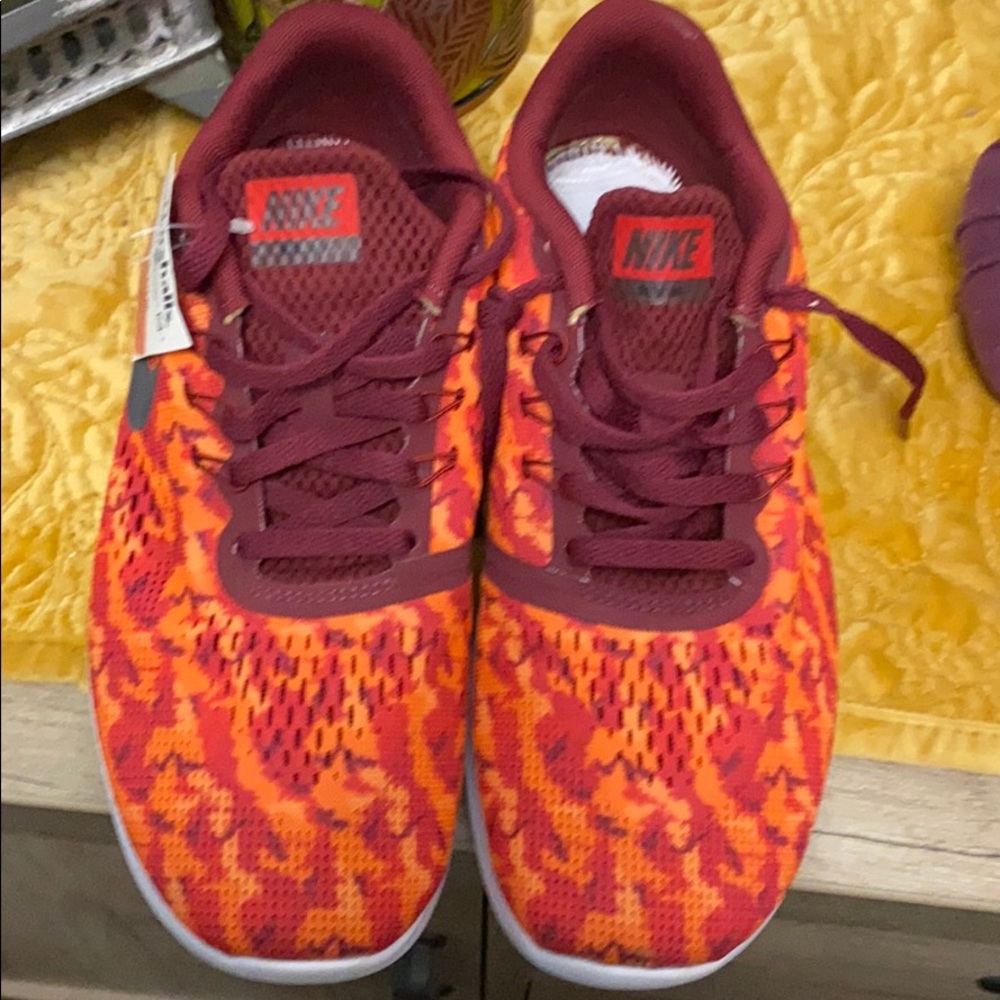 New sneakers never worn missing insole